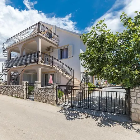 2 Bedroom Gorgeous Apartment In Okrug Gornji アパート *