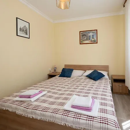 2 Bedroom Gorgeous Apartment In Okrug Gornji アパート *
