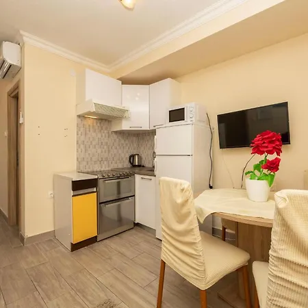 2 Bedroom Gorgeous Apartment In Okrug Gornji トロギール