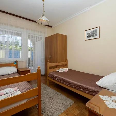 2 Bedroom Gorgeous Apartment In Okrug Gornji