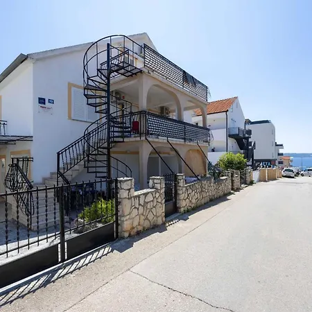 2 Bedroom Gorgeous Apartment In Okrug Gornji アパート