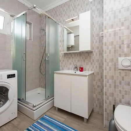 アパート 2 Bedroom Gorgeous Apartment In Okrug Gornji