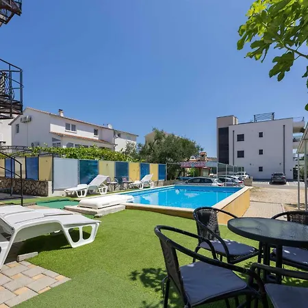 2 Bedroom Gorgeous Apartment In Okrug Gornji アパート *