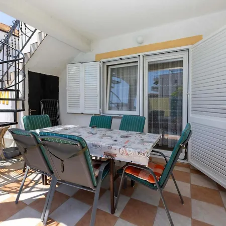 2 Bedroom Gorgeous Apartment In Okrug Gornji *