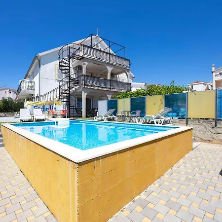 2 Bedroom Gorgeous Apartment In Okrug Gornji トロギール