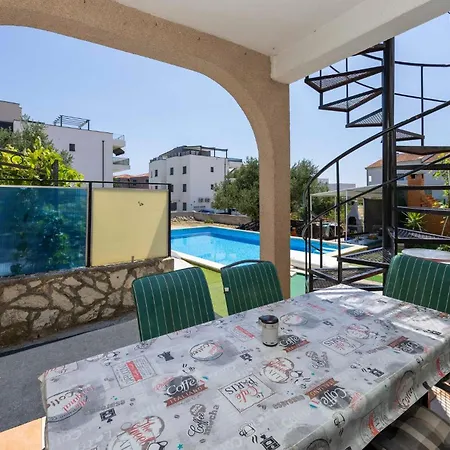 2 Bedroom Gorgeous Apartment In Okrug Gornji