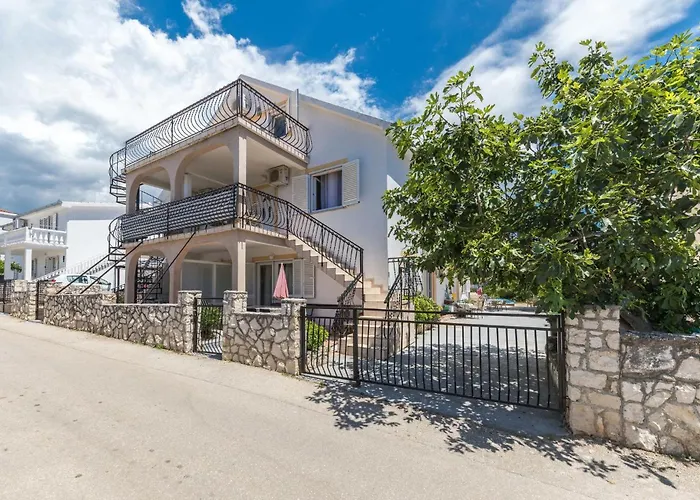 Two-bedroom In Okrug Gornji Apartament *
