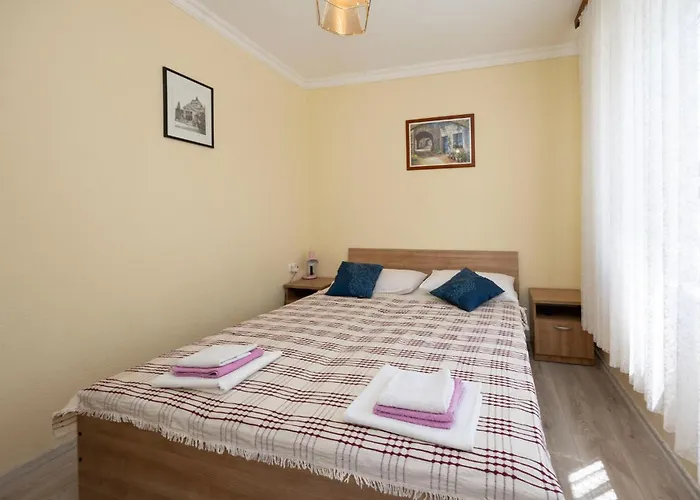 Two-bedroom In Okrug Gornji Apartament *