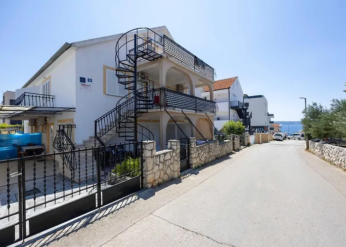 Two-bedroom In Okrug Gornji Apartament